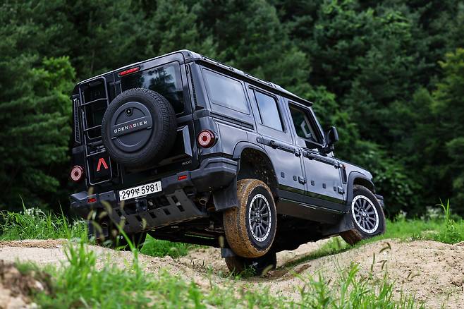 깊게 파인 험로에서도 타이어 접지력을 유지하는 비결은 일체형 차축이다.