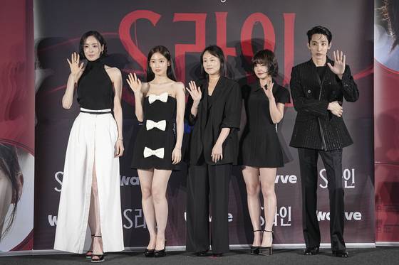 지난 7일 CGV 용산아이파크몰점에서 웨이브 오리지널 시리즈 'S라인' 기자간담회가 열렸다. 왼쪽부터 배우 이다희, 아린, 감독 안주영, 배우 이은샘, 이수혁. 사진 웨이브