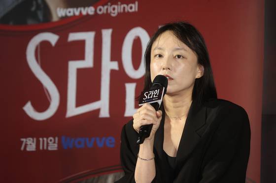 안주영 감독은 'S라인'으로 첫 상업 시리즈에 도전한다. 영화 '보희와 녹양'으로 십대의 우정과 성장을 섬세하게 그려낸 그는 이번 작품으로 욕망을 드러내는 인간 본성을 세밀하게 묘사한다. 연합뉴스