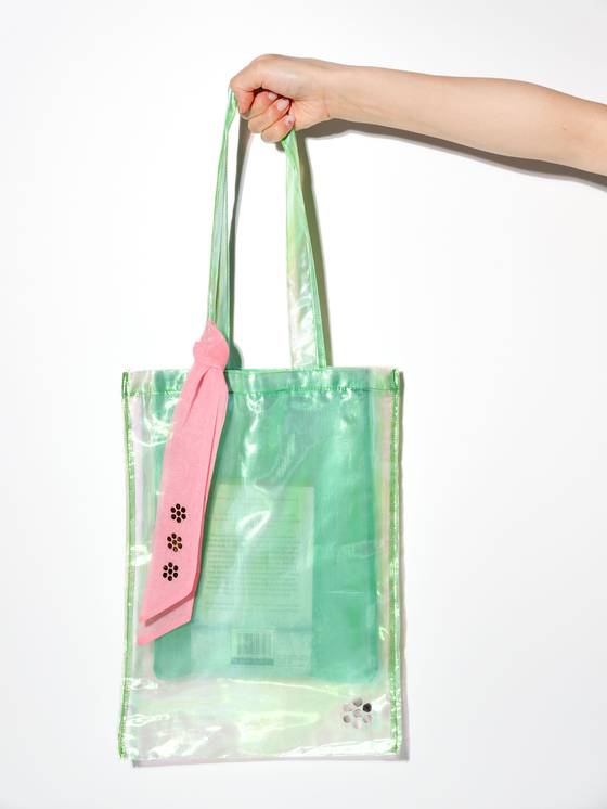 조선왕실의 상징인 오얏꽃이 금박으로 장식된 백.