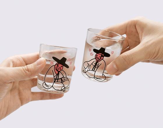 김홍도의 그림 ‘평안감사향연도’ 속 캐릭터를 활용한 술잔. 술이 차면 선비의 얼굴이 빨갛게 변한다. [사진 국립박물관문화재단]