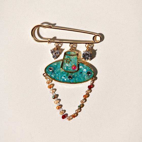 조선 선비들의 갓을 모티브로 한 브로치. [사진 국립박물관문화재단]