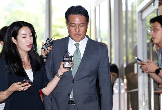직권남용권리행사방해 혐의를 받는 김태효 전 국가안보실 1차장이 11일 오후 서울 서초구 순직해병 특검 사무실로 들어가고 있다. [뉴스1]