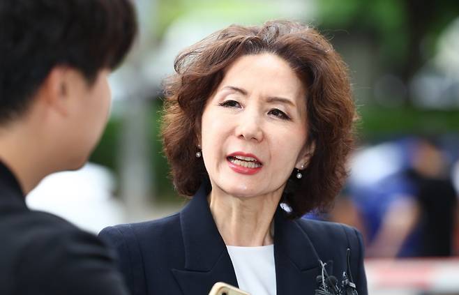 ▲이진숙 교육부 장관 후보자가 지난달 30일 오전 서울 여의도 한국교육시설안전원에 마련된 인사청문회 준비 사무실로 출근하며 취재진 질문에 답하고 있다 [연합뉴스]