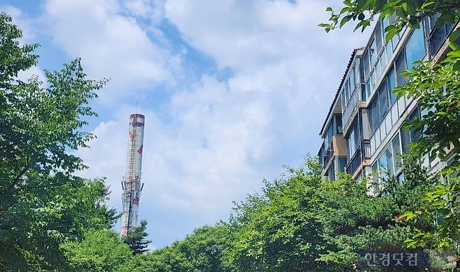 경기 과천시 노후 아파트의 난방 굴뚝 모습. 사진=오세성 한경닷컴 기자