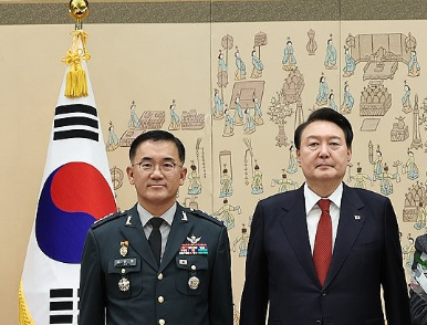 윤석열 전 대통령이 2023년 11월6일 서울 용산 대통령실 청사에서 열린 중장 진급·보직 신고 및 삼정검 수치 수여식에서 여인형 전 국군방첩사령관에게 삼정검 수치를 수여한 뒤 기념촬영을 하고 있다. 연합뉴스