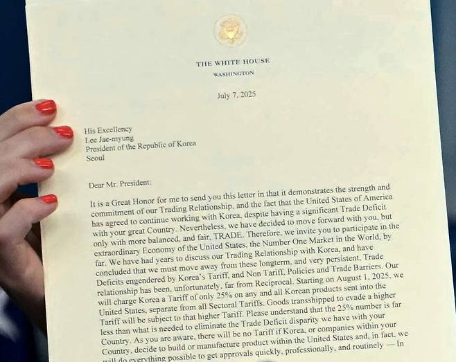 캐럴라인 레빗 미국 백악관 대변인이 7일(현지시간) 브리핑에서 도널드 트럼프 대통령이 이재명 대통령에게 보낸 상호관세 통보 서한을 들어보이고 있다. 붉은 원 안에 한국산 제품에 부과한 상호관세율 ‘25%’가 표기돼 있다. AFP연합뉴스