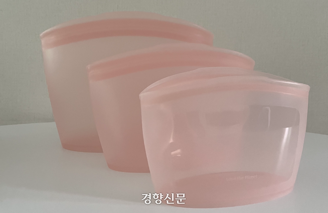 소셜미디어에서 자주 보이던 실리콘 지퍼백을 구입해 일명 ‘채소 심폐소생술’을 시도했다. 김지윤 기자