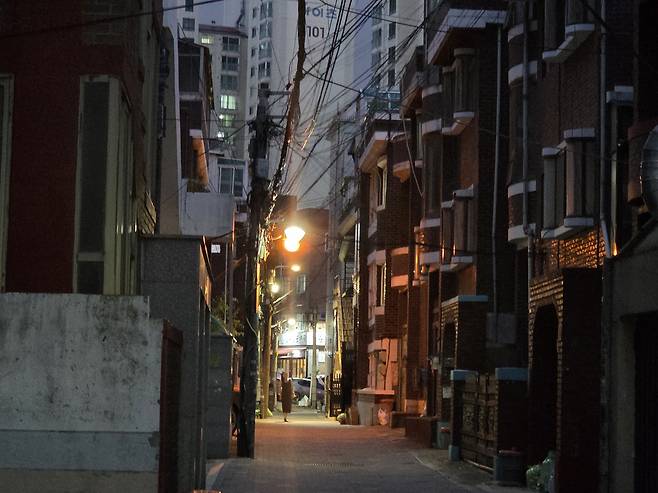 Seongsu-dong is a mixture of factories and red-brick detached houses. [JIN EUN-SOO]