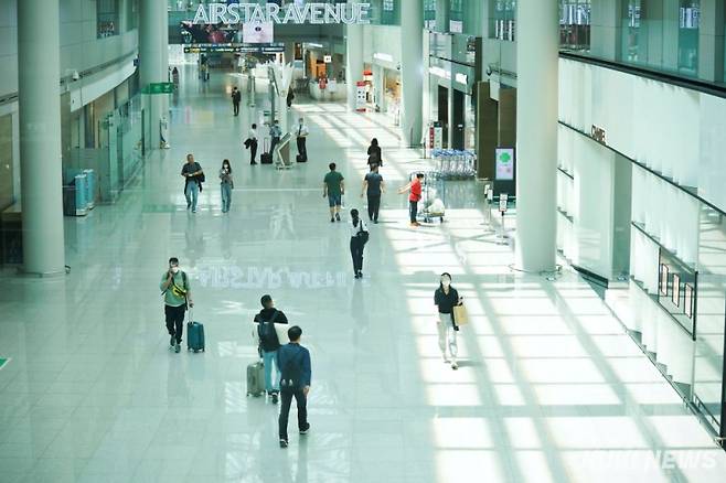 인천국제공항 제1터미널 출국장 면세점에서 시민들이 이동하고 있다. 쿠키뉴스 자료사진