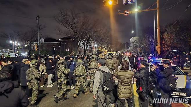 국회가 지난해 12월 4일 비상계엄 해제 결의안을 통과시키자 계엄군이 철수하고 있다. 임현범 기자