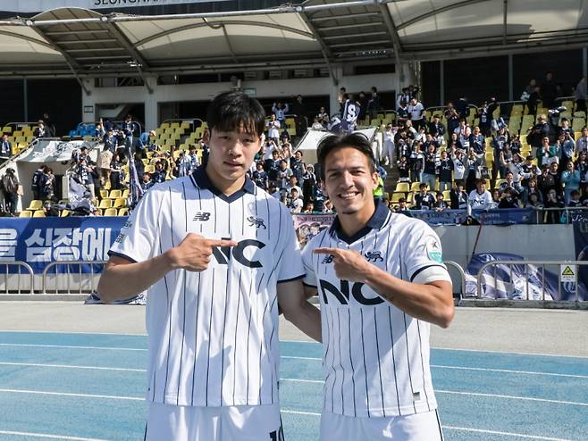 최근 4경기 4골을 합작하고 있는 공격수 정재민(왼쪽)과 에울레르. 서울 이랜드 FC 제공