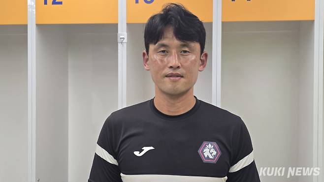 최상현 충북청주 감독대행이 12일 오후 7시 수원월드컵경기장에서 ‘하나은행 K리그2 2025’ 20라운드 수원삼성과 원정경기를 치르기 전 취재진과 만나 인터뷰하고 있다. 김영건 기자