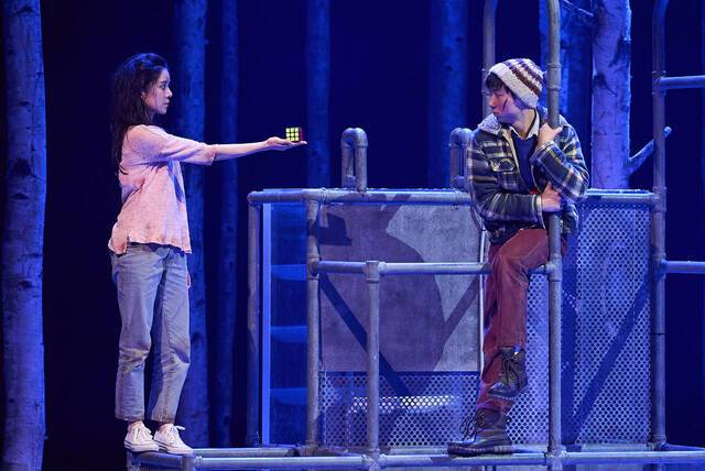 연극 ‘렛미인’은 뱀파이어 소녀 일라이와 왕따 당하는 소년 오스카의 사랑 이야기를 담았다. 사진은 극중 일라이와 오스카가 만나 친구가 되는 장면. 신시컴퍼니 제공