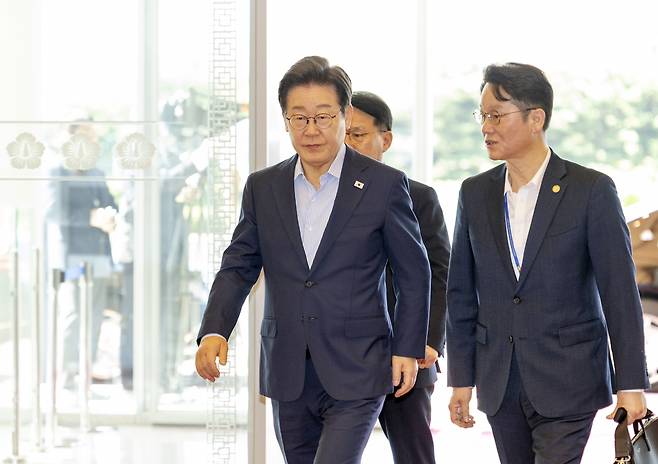 이재명 대통령이 11일 용산 대통령실로 출근하고 있다. 연합뉴스