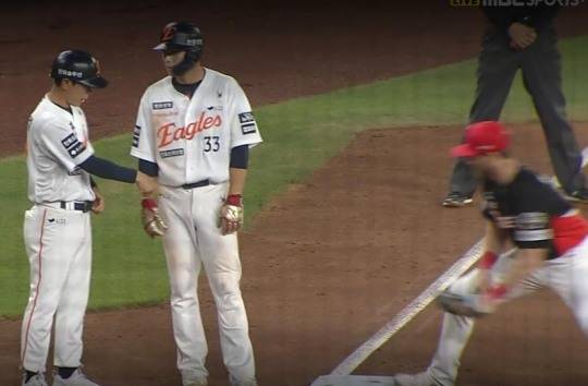 견제사 당하는 유로결(가운데). 사진[연합뉴스]