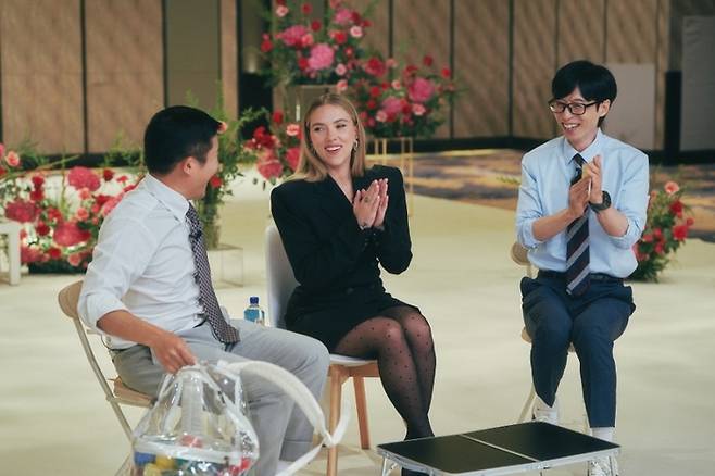 tvN 예능 ‘유 퀴즈 온 더 블럭’에 출연한 스칼렛 조핸슨(가운데) [tvN]