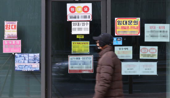 임대문의 안내가 덕지덕지 붙은 점포 모습 [사진=연합뉴스]