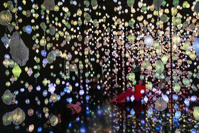 전시장에 누워서 피필로티 리스트의 [Turicum Pixelwald]를 감상하고 있는 관객들. ©Kunsthaus Zürich