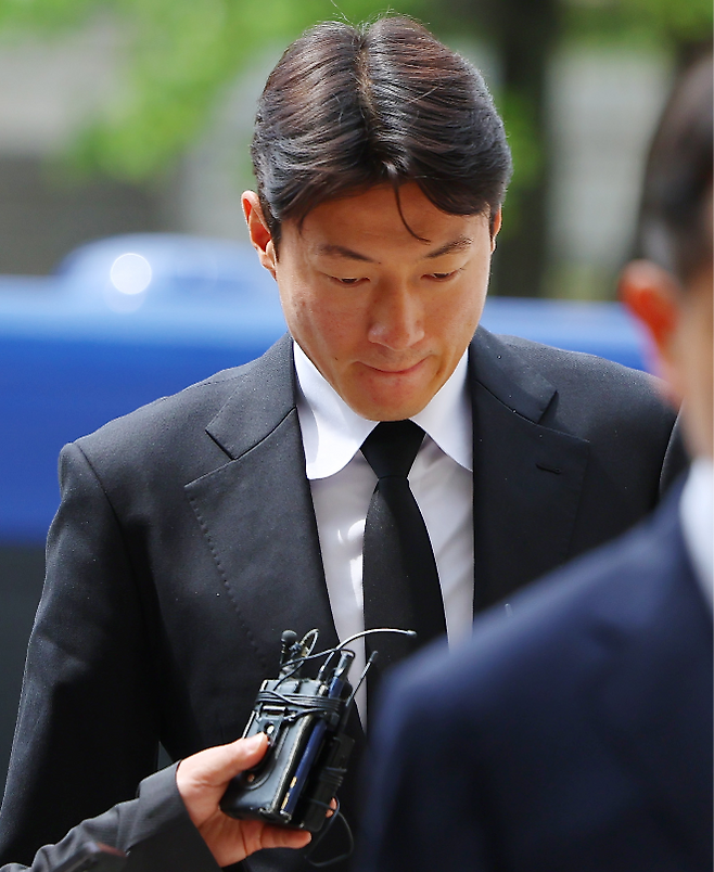 불법 촬영 혐의로 1심에서 징역 1년에 집행유예 2년을 선고받은 축구선수 황의조가 6월 19일 서울 서초구 서울고등법원에서 열린 2심 첫 공판에 출석하고 있다. 사진=연합뉴스