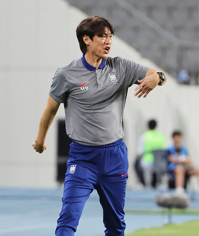 11일 경기도 용인미르스타디움에서 열린 2025년 동아시아축구연맹(EAFF) E-1 챔피언십(동아시안컵) 남자부 2차전 한국과 홍콩의 경기. 한국 홍명보 감독이 작전을 지시하고 있다. 사진=연합뉴스 제공