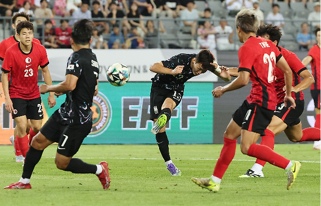 7월 11일 경기도 용인미르스타디움에서 열린 2025년 동아시아축구연맹(EAFF) E-1 챔피언십(동아시안컵) 남자부 2차전 한국과 홍콩의 경기. 한국 강상윤이 슛을 시도하고 있다. 사진=연합뉴스 제공