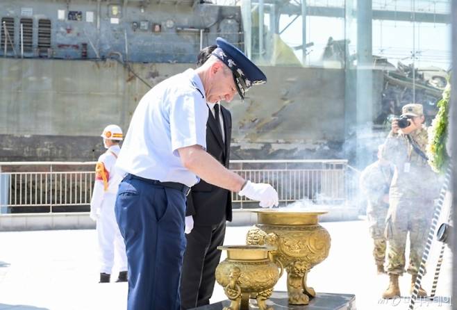댄 케인 미국 합동참모본부 의장이 11일 한미일 합참의장 회의 종료 후 경기 평택시 해군2함대사령부를 방문해 천안함 추모비 앞에서 헌화 및 분향을 하고 있다. / 사진=합동참모본부