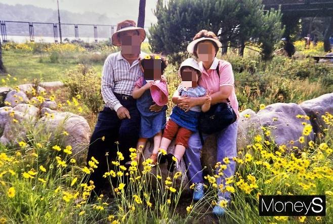 정희씨는 하루 2번, 알약 9개를 먹이는 것부터 시작해서 삼시세끼 밥을 차려내는 것, 때마다 기저귀를 갈아주는 것까지 젓가락질 말고는 스스로 할 수 있는 게 없는 남편을 온종일 돌본다. 사진은 집안 곳곳에 놓인 노부부의 모습이 담긴 사진으로 2002년 김정수씨와 그의 부인이 손녀딸과 찍은 모습. /사진=김성아 기자