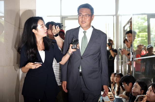 윤석열 정부 외교라인 핵심 인사였던 김태효(가운데) 전 국가안보실 1차장이 11일 피의자 신분으로 조사를 받기 위해 서울 서초구 순직해병 특검팀 사무실로 들어서고 있다. 연합뉴스