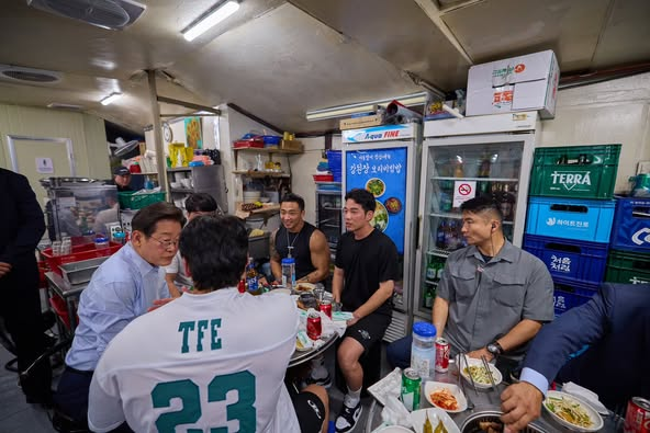 이재명 대통령이 12일 서울의 골목식당에서 직원들과 저녁식사를 함께 하면서 대화를 나누고 있다. <페이스북>