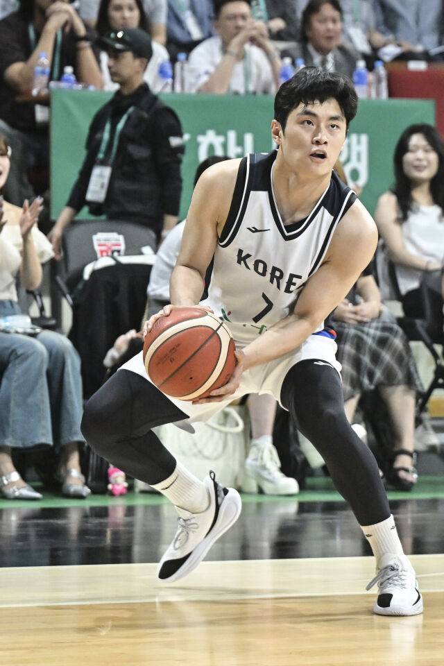 스텝 백 3점슛을 시도하는 유기상. /대한민국농구협회 제공