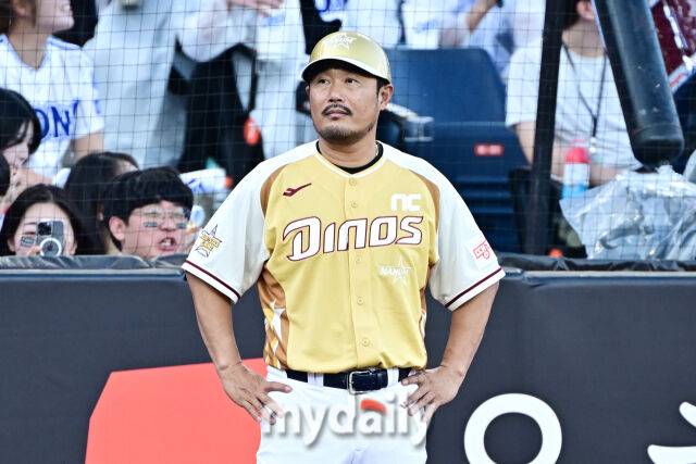 12일 대전 한화생명 볼파크 야구장에서 열린 '2025 신한 SOL뱅크 KBO 올스타' 드림 올스타(삼성·두산·KT·SSG·롯데) - 나눔 올스타(KIA·LG·한화·NC·키움) 경기. 나눔 이호준이 3루 코치를 보고 있다./대전=한혁승 기자 hanfoto@mydaily.co.kr