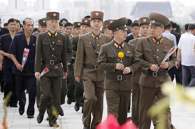 북한 군인들이 지난 8일 평양에서 헌화하고 있다. [AP]
