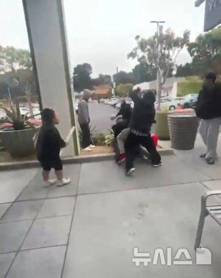 [뉴시스]미국 캘리포니아주의 게임스탑 매장에서 포켓몬 카드를 위해 줄을 서던 남성 세 명의 난투극이 벌어져 충격을 주고 있다. (사진=뉴욕포스트)