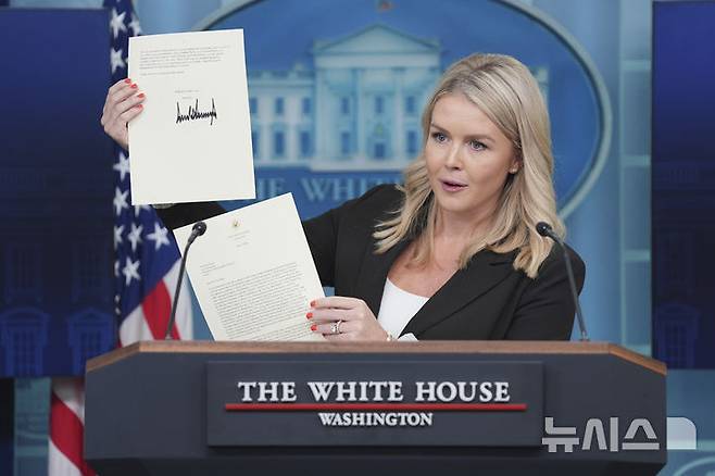 [워싱턴=AP/뉴시스] 캐럴라인 레빗 백악관 대변인이 지난 7일(현지 시간) 백악관에서 브리핑하면서 도널드 트럼프 미국 대통령이 보낸 관세 서한을 들어 보이고 있다. 2025.07.12.