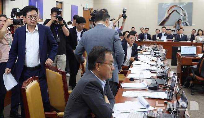 [서울=뉴시스] 조성봉 기자 = 김장겸, 신성범 국민의힘 의원 등이 7일 오후 서울 여의도 국회에서 열린 과학기술정보방송통신위원회 전체회의에서 최민희 과방위원장의 방송 3법(방송법·방송문화진흥회법·한국교육방송공사법) 토론방식에 대해 강하게 항의하며 퇴장하고 있다. 2025.07.07. suncho21@newsis.com