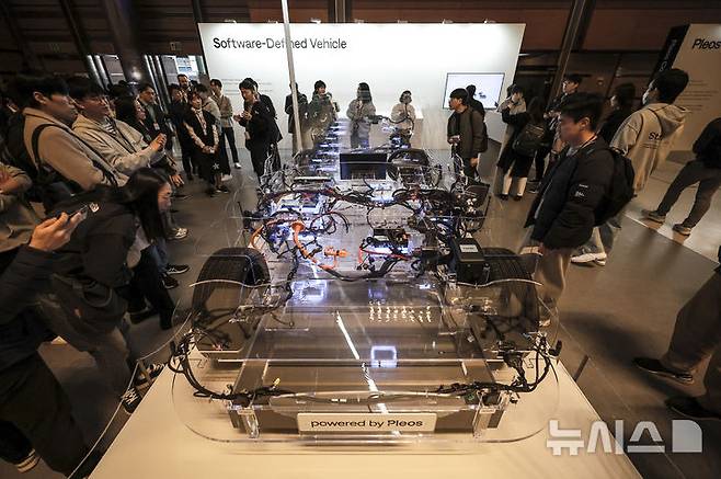 [서울=뉴시스] 정병혁 기자 = 28일 서울 강남구 코엑스에서 열린  현대차그룹 개발자 콘퍼런스 '플레오스(Pleos) 25'에서 참관객들이 SDV(Software-defined Vehicle, 소프트웨어를 중심으로 진화하는 자동차)의 주요 제어기 전시물을 살펴보고 있다. 2025.03.28. jhope@newsis.com