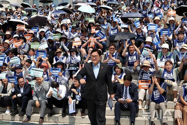 [서울=뉴시스] 조성봉 기자 = 우원식 국회의장이 8일 오전 서울 여의도 국회 본청 계단에서 열린 발달장애인 권리 확대를 요구하는 오체투지 투쟁 보고대회에서 발언을 하기 위해 이동하고 있다. 2025.07.08. suncho21@newsis.com