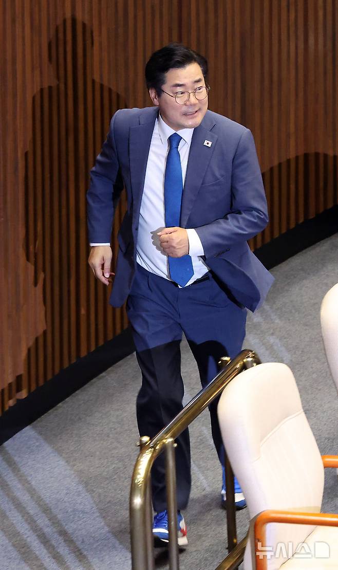 [서울=뉴시스] 김금보 기자 = 박찬대 더불어민주당 당대표 후보가 10일 오후 서울 여의도 국회에서 열린 제427회국회(임시회) 제1차 본회의에서 국민의힘 의원들과 인사하기 위해 이동하고 있다. 2025.07.10. kgb@newsis.com