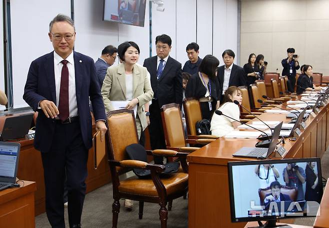 [서울=뉴시스] 김금보 기자 = 국회 보건복지위원회 국민의힘 의원들이 10일 서울 여의도 국회에서 열린 보건복지위원회 전체회의에서 국무위원후보자(보건복지부장관 정은경) 인사청문요청안 처리 도중 후보자 자격에 문제를 제기하며 퇴장하고 있다. 2025.07.10. kgb@newsis.com