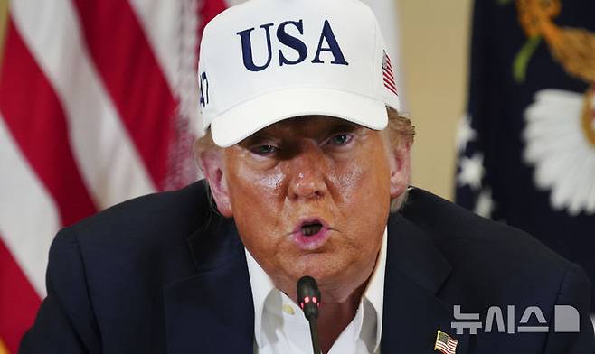 [커빌=AP/뉴시스]도널드 트럼프 미 대통령이 11일(현지시각) 텍사스주 커빌의 비상운영센터에서 홍수 관련 간담회를 하고 있다. 그는 정부 규모 축소의 일환으로 연방재난관리청(FEMA)을 폐지하겠다던 자신의 약속에 대해서는 일절 언급하지 않은 채 텍사스주와 지방 공무원들이 놀라울 정도로 잘 대응하고 있다고 칭송했다. 2025.07.12.