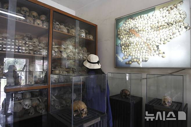 [프놈펜(캄보디아)=AP/뉴시스]2014년 7월10일 캄보디아 프놈펜에서 악명 높은 크메르루즈 감옥이었던 투올슬렝 대학살박물관을 관광객들이 둘러보고 있다. 캄보디아의 잔혹한 크메르루주 정권이 50년 전 고문과 처형 장소로 사용했던 장소 3곳이 11일 파리에서 열린 제47차 세계유산위원회 회의에서 유네스코의 세계문화유산으로 등재됐다. 2-25.07.12.