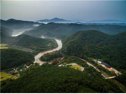 [울산=뉴시스] 국보 285호 반구대암각화가 위치한 울산시 울주군 언양읍 대곡천 일원.  (사진=울산암각화박물관 제공) *재판매 및 DB 금지