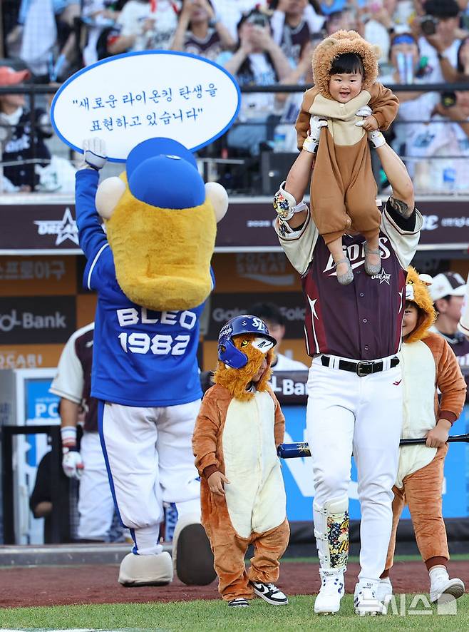 [대전=뉴시스] 최진석 기자 = 12일 대전 중구 대전한화생명볼파크에서 열린 2025 KBO리그 올스타전 드림 올스타와 나눔 올스타의 경기. 2회말 1사 주자없는 상황 드림 류지혁(삼성)이 퍼포먼스를 하고 있다. 2025.07.12. myjs@newsis.com