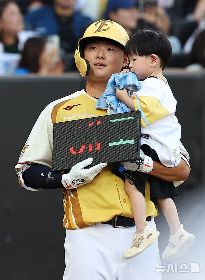 [대전=뉴시스] 최진석 기자 = 12일 대전 중구 대전한화생명볼파크에서 열린 2025 KBO리그 올스타전 드림 올스타와 나눔 올스타의 경기. 2회말 1사 3루 나눔 이도윤(한화)이 아들과 함께 타석에 나서고 있다. 2025.07.12. myjs@newsis.com