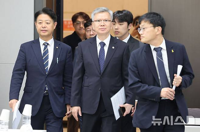 [서울=뉴시스] 권창회 기자 = 김영호 국회 교육위원장, 박주민 보건복지위원장, 김택우 대한의사협회장, 이선우 대한의과대학-의학전문대학원학생회 비상대책위원장이 12일 오후 서울 용산구 대한의사협회에서 의과대학 교육 정상화를 위한 공동 성명서를 발표하기 위해 이동하고 있다. 2025.07.12. kch0523@newsis.com