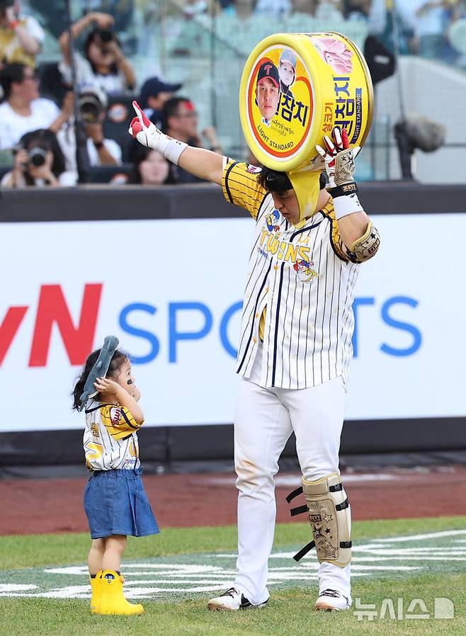 [대전=뉴시스] 최진석 기자 = 12일 대전 중구 대전한화생명볼파크에서 열린 2025 KBO리그 올스타전 드림 올스타와 나눔 올스타의 경기. 1회말 1사 2루 상황 나눔 박동원(LG)이 딸과 참치 퍼포먼스를 하고 있다. 2025.07.12. myjs@newsis.com
