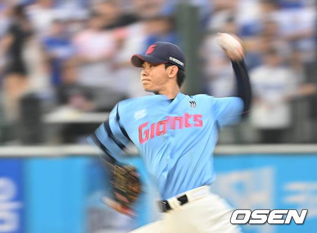 [OSEN=부산, 이석우 기자] 22일 부산 사직야구장에서 2025 신한 SOL 뱅크 KBO 리그 롯데 자이언츠와 삼성 라이온즈의 경기가 열렸다. 홈팀 롯데는 박세웅이, 방문팀 삼성은 원태인이 선발 출전했다.롯데 자이언츠 홍민기가 역투하고 있다. 2025.06.22 / foto0307@osen.co.kr