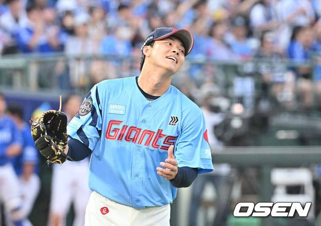 [OSEN=부산, 이석우 기자] 22일 부산 사직야구장에서 2025 신한 SOL 뱅크 KBO 리그 롯데 자이언츠와 삼성 라이온즈의 경기가 열렸다. 홈팀 롯데는 박세웅이, 방문팀 삼성은 원태인이 선발 출전했다.롯데 자이언츠 홍민기가 6회초 2사 2루 삼성 라이온즈 구자욱의 안타성 타구를 잡은 레이예스를 보며 기뻐하고 있다. 2025.06.22 / foto0307@osen.co.kr