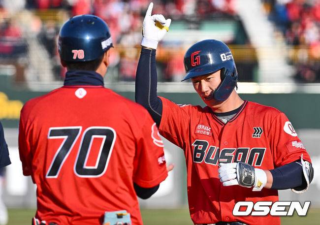 [OSEN=부산, 이석우 기자] 6일 부산 사직야구장에서 2025 신한 SOL 뱅크 KBO 리그 롯데 자이언츠와 두산 베어스의 경기가 열렸다. 홈팀 롯데는 데이비슨이, 방문팀 두산은 김유성이 선발로 출전했다.롯데 자이언츠 전민재가 6회말 1사 만루 좌익수 앞 역전 1타점 안타를 치고 세리머니를 하고 있다. 2025.04.06 / foto0307@osen.co.kr